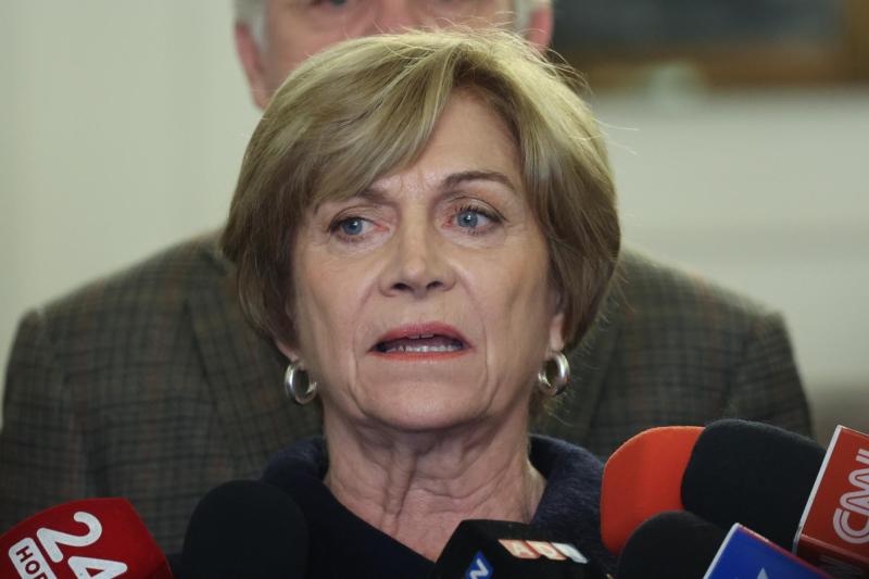 Jara empatiza con Matthei tras acusar campaña en su contra