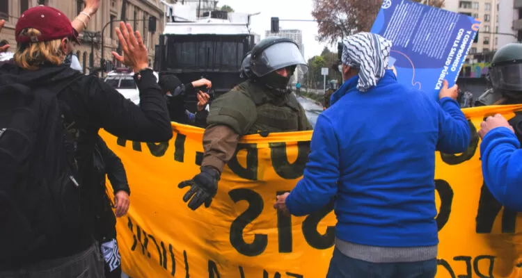 Marcha en Santiago deja 35 detenidos, 3 civiles heridos y 3 carabineros lesionados