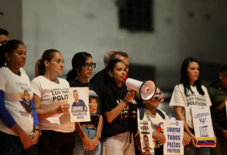 Familiares  frente a El Helicoide cumplieron 150 días de vigilia